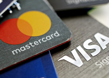 Rusia “pёrzё” Visan dhe Mastercardin: Banka Qendrore kërkon zëvendësimin me sistemin “Mir”