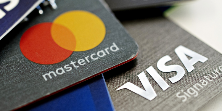Rusia “pёrzё” Visan dhe Mastercardin: Banka Qendrore kërkon zëvendësimin me sistemin “Mir”