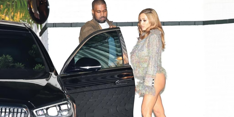 Si do vishet nё Shqipёri Bianca Censori, gjatё koncertit tё Kanye West?