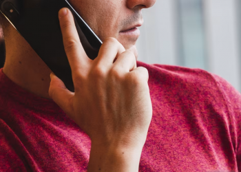 Mashtrimi i ri me Inteligjencën Artificiale: Të telefonojnë me zërin e fëmijës tuaj dhe tё marrin kursimet