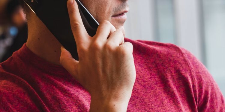 Mashtrimi i ri me Inteligjencën Artificiale: Të telefonojnë me zërin e fëmijës tuaj dhe tё marrin kursimet
