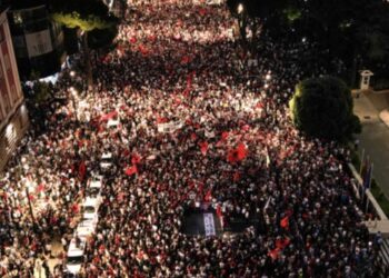 Protesta e kthyer në revoltë përmbyt Tiranën: 100 mijë shqiptarë derdhen në bulevard – kërkojnë dorëheqjen e Edi Ramës