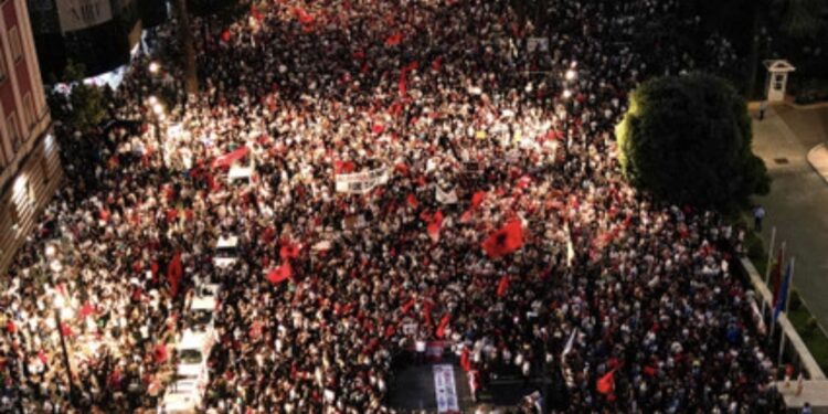 Protesta e kthyer në revoltë përmbyt Tiranën: 100 mijë shqiptarë derdhen në bulevard – kërkojnë dorëheqjen e Edi Ramës