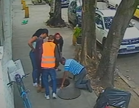 Nuk është vetëm problem shqiptar/ Puseta “zhduk” kalimtaren nga rruga