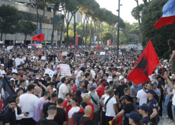 Nga plazhet e Zvërnecit te mediat botërore: France 24 i kushton reportazh protestave