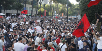 Nga plazhet e Zvërnecit te mediat botërore: France 24 i kushton reportazh protestave