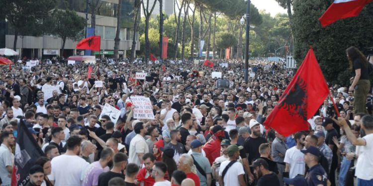Nga plazhet e Zvërnecit te mediat botërore: France 24 i kushton reportazh protestave