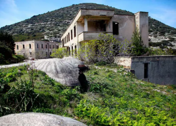 “Ky nuk është resort” – Teoritë konspirative që po pushtojnë rrjetet për projektin e Sazanit