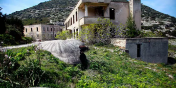 “Ky nuk është resort” – Teoritë konspirative që po pushtojnë rrjetet për projektin e Sazanit