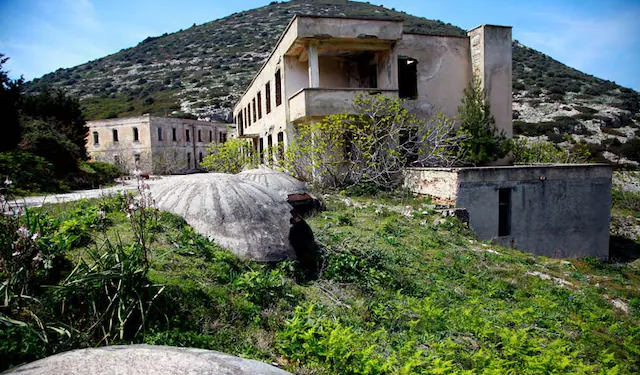 “Ky nuk është resort” – Teoritë konspirative që po pushtojnë rrjetet për projektin e Sazanit