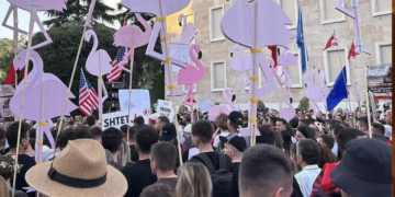 Si po e ndryshon protesta ekonominë e mbrëmjes në Tiranë