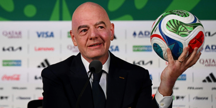 Rritet presioni ndaj Infantinos, polemikat e Botërorit 2026 po lënë në hije futbollin