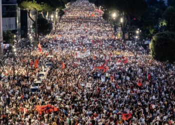 Dita e 13-të e protestës në Tiranë, rinia pushton sheshet