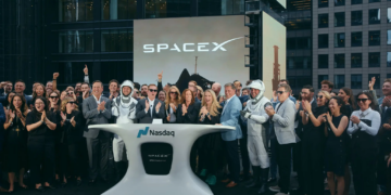 Elon Musk bëhet trilioneri i parë në botë, ndërsa SpaceX debuton me sukses rekord në bursë
