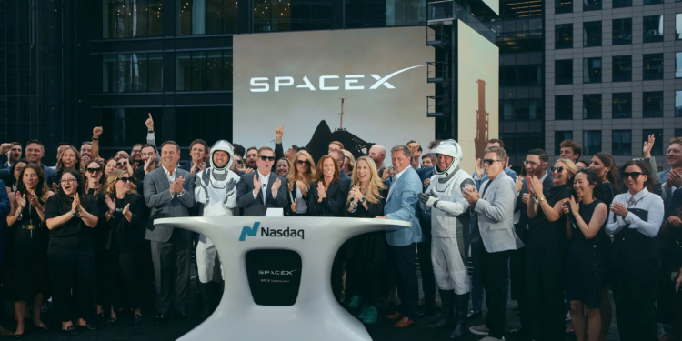 Elon Musk bëhet trilioneri i parë në botë, ndërsa SpaceX debuton me sukses rekord në bursë