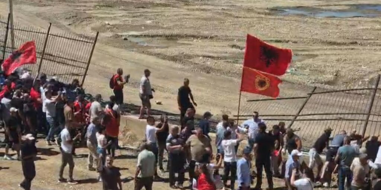 Dita e 14-të e revoltës: Nga Tirana te diaspora, zemërimi rikthehet edhe në Rrjoll