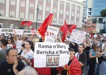 Tiranë: Rinia shqiptare derdhet në bulevard në protestën “Shqipëria nuk është në shitje”