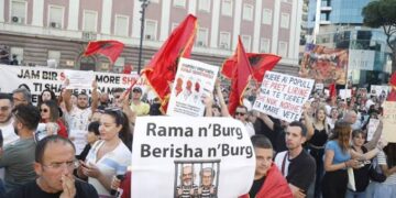 Tiranë: Rinia shqiptare derdhet në bulevard në protestën “Shqipëria nuk është në shitje”