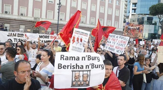 Tiranë: Rinia shqiptare derdhet në bulevard në protestën “Shqipëria nuk është në shitje”