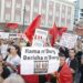 Tiranë: Rinia shqiptare derdhet në bulevard në protestën “Shqipëria nuk është në shitje”