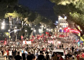 Diaspora zbret në bulevard, protesta e Flamingove shënon një tjetër etapë/ Ditëlindja e Ramës “festohet” me tortë betoni