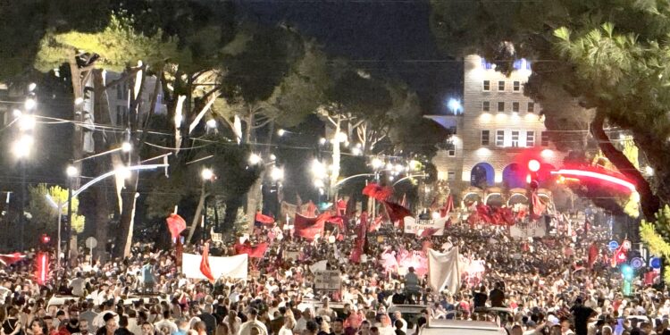 Diaspora zbret në bulevard, protesta e Flamingove shënon një tjetër etapë/ Ditëlindja e Ramës “festohet” me tortë betoni