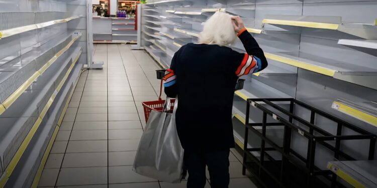 Alarm në Britani: Nëse nuk bie shi brenda 10 ditësh, supermarketet mund të përballen me mungesa ushqimore