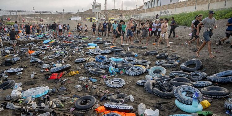 Mbi 48 mijë emigrantë kthehen në Marok, Ceuta e paralizuar nga kriza më e rëndë migratore që prej vitit 2021