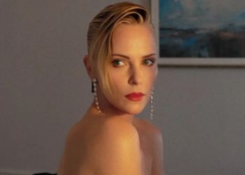 Charlize Theron pozon topless para premierës së “The Odyssey”, mahnit fansat me pamjen në moshën 50-vjeçare