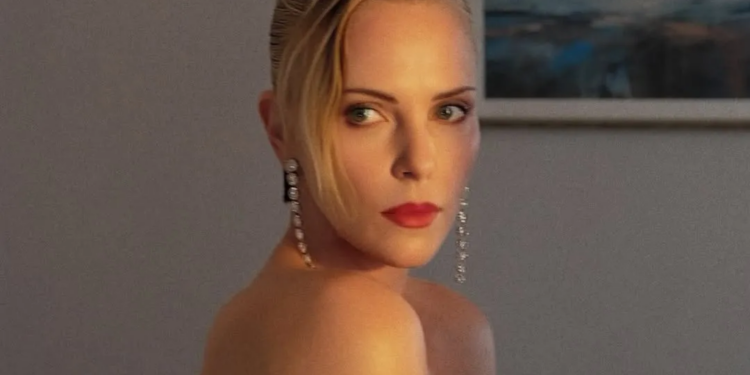Charlize Theron pozon topless para premierës së “The Odyssey”, mahnit fansat me pamjen në moshën 50-vjeçare