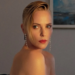 Charlize Theron pozon topless para premierës së “The Odyssey”, mahnit fansat me pamjen në moshën 50-vjeçare