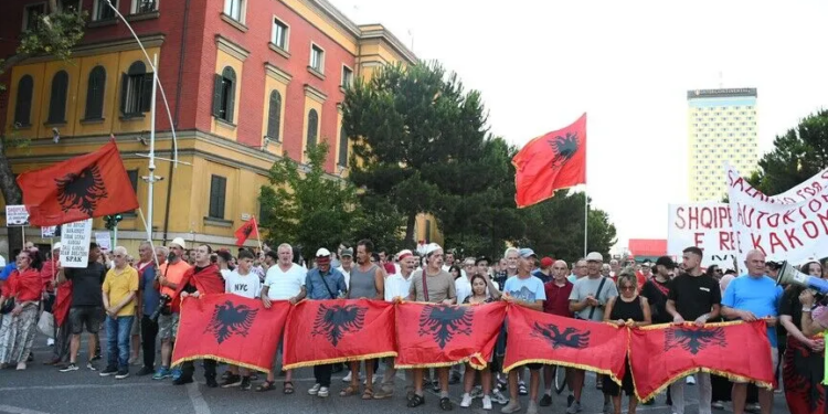 Si u shndërruan “Protestat e Flamingove” në një krizë politike kombëtare në Shqipëri?