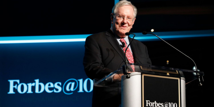 Steve Forbes mbështet paralajmërimin e Trump për komunizmin: “Ka të drejtë”