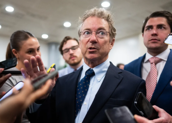 Senatori Rand Paul publikon mesazhe të brendshme: Shkencëtarët që hodhën poshtë teorinë e laboratorit kishin vetë dyshime për origjinën e COVID-19