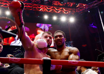 Prenga ndez një dritë që shuhet shpejt: Anthony Joshua rrёzon me “knockout” Kristian Prengën