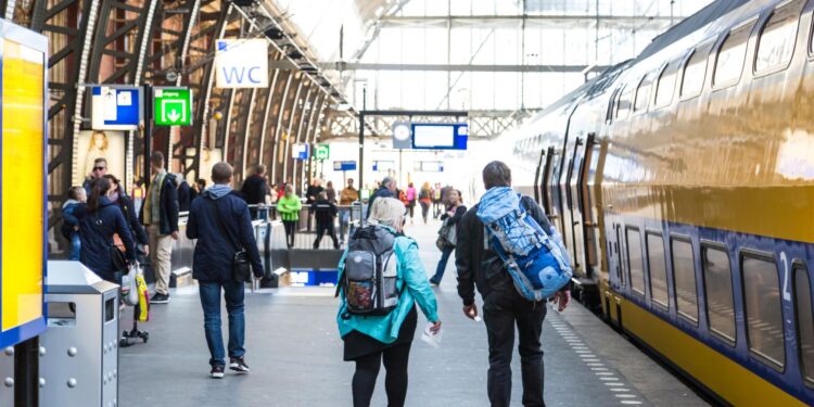 Amsterdami shtrenjton turizmin: taksa për hotelet do të arrijë në 20%, synimi është frenimi i vizitorëve