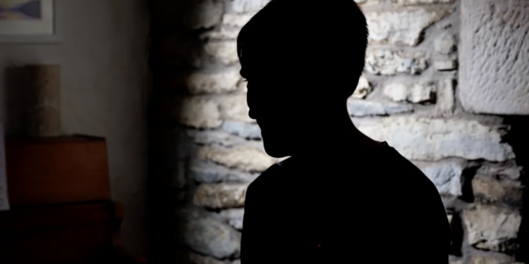 Policia britanike po përpiqet t’i largojë adoleshentët nga rruga e krimit kibernetik