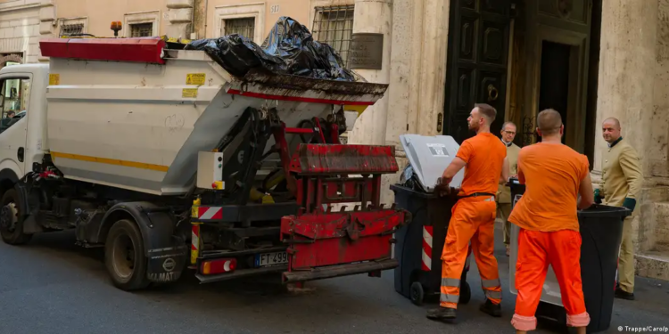 Itali: Punonjësit e pastrimit ndihmojnë një grua të gjejë biletën fituese prej 1 milion eurosh