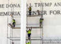 Bordi i Kennedy Center sfidon vendimin e gjykatës, voton për të vendosur emrin e Trump në fasadë