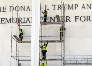 Bordi i Kennedy Center sfidon vendimin e gjykatës, voton për të vendosur emrin e Trump në fasadë