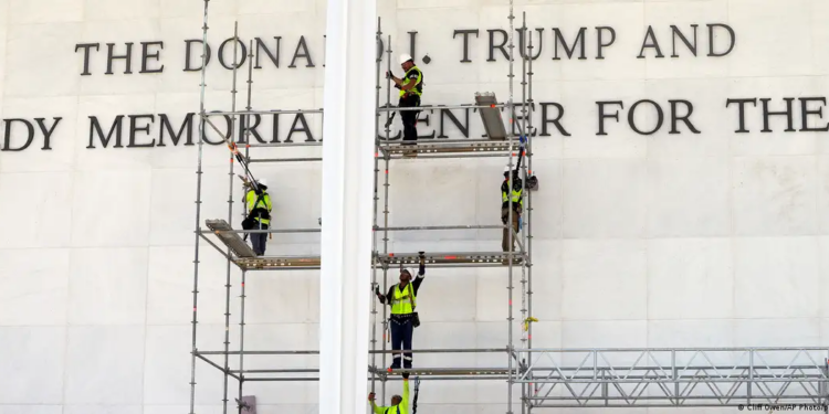 Bordi i Kennedy Center sfidon vendimin e gjykatës, voton për të vendosur emrin e Trump në fasadë