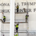Bordi i Kennedy Center sfidon vendimin e gjykatës, voton për të vendosur emrin e Trump në fasadë