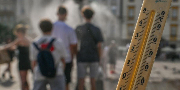 Kujdes nga i nxehti: 40 gradë në Gjirokastër e Berat, 38 në Tiranë por ndjehet si 42