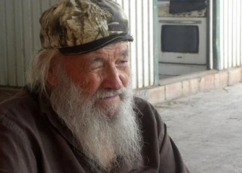 Murgu i fundit i “manastirit-kështjellë”, historia e 38 viteve në vetmi në një ishull të largët grek