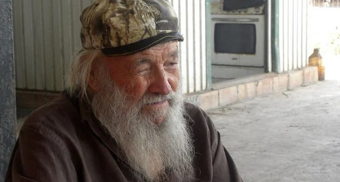 Murgu i fundit i “manastirit-kështjellë”, historia e 38 viteve në vetmi në një ishull të largët grek