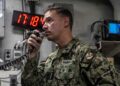 Admirali Brad Cooper viziton USS Abraham Lincoln, tensionet SHBA–Iran mbeten të larta