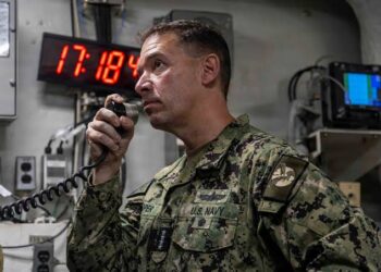 Admirali Brad Cooper viziton USS Abraham Lincoln, tensionet SHBA–Iran mbeten të larta