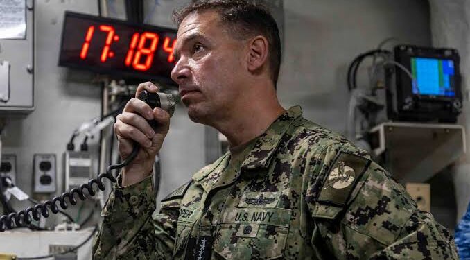 Admirali Brad Cooper viziton USS Abraham Lincoln, tensionet SHBA–Iran mbeten të larta