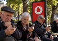 Telefoni po bëhet luks: Vodafone e çon rimbushjen minimale në 500 lekë /Po pensionisti me 13 mijë lekë pension si lidhet me fëmijët?