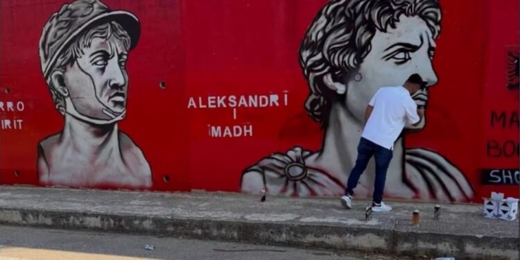 Murali i Aleksandrit të Madh ndez debat jashtë Shqipërisë, në qendër artisti shqiptar Bledar Çakalli